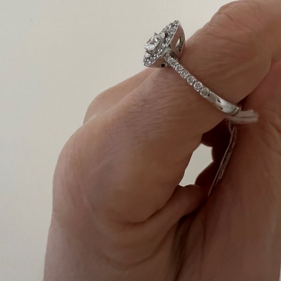 Brand new beautiful diamond 14K white gold ring - Picture 2 of 6